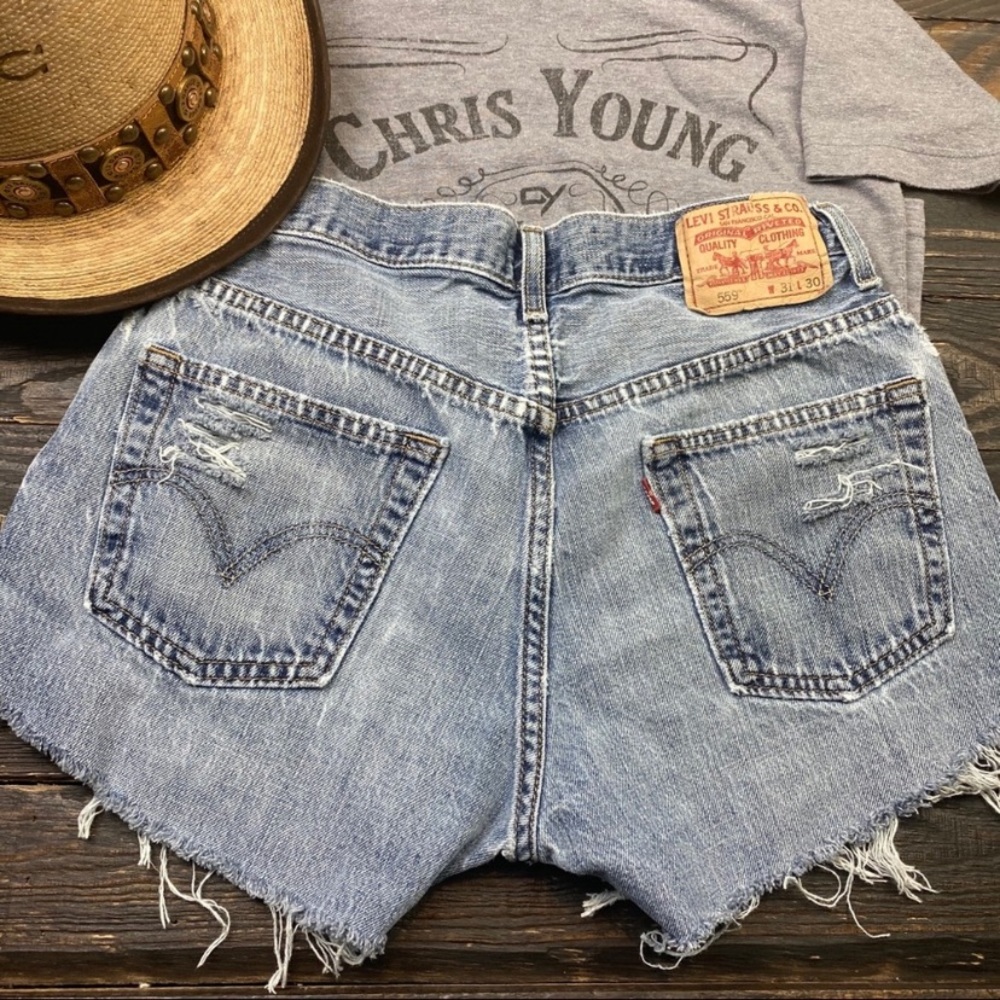 LEVIS DENIM CUTOFF SHORTS MEDIUM WASH SZ 31